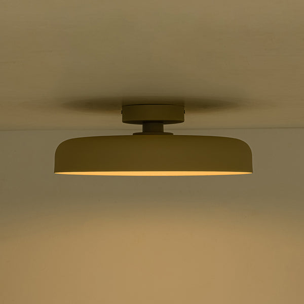 Cremefarben matter, minimalistischer, khakifarbener, flacher Semi-Flush-Mount