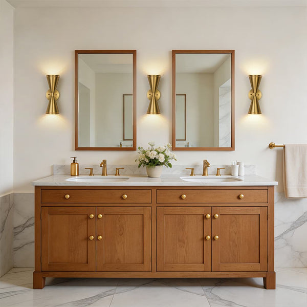 Moderne 2-flammige Wandleuchte aus gebürstetem Messing mit doppelter Kegelform